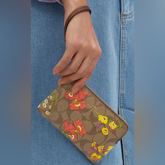 COACH Corner Zip Wristlet In Signature Canvas w/Floral Print - Picture 4 of 6